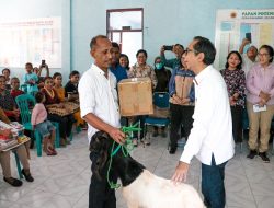 Pj. Gubernur Serahkan Bantuan Bagi Keluarga Beresiko Stunting di Desa Raknamo, Kabupaten Kupang