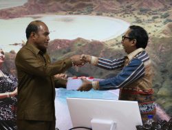 Pj. Gubernur NTT Menyerahkan DPA SKPD Tahun 2024