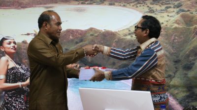 Pj. Gubernur NTT Menyerahkan DPA SKPD Tahun 2024