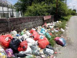 Tumpukan Sampah di Jalan P. Piet Manehat, Ancam Denda Rp 1.000.000!
