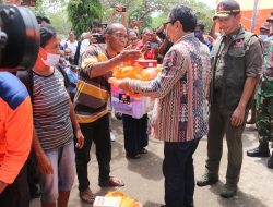 Pj. Gubernur NTT Bersama Kepala BNPB Tinjau dan Serahkan Bantuan Bagi Masyarakat Terdampak Erupsi Gunung Lewotobi Laki -Laki