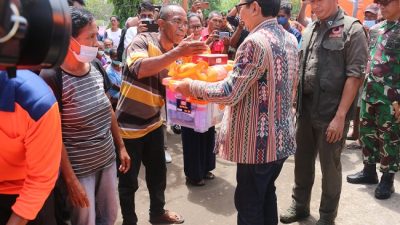 Pj. Gubernur NTT Bersama Kepala BNPB Tinjau dan Serahkan Bantuan Bagi Masyarakat Terdampak Erupsi Gunung Lewotobi Laki -Laki