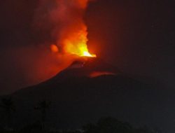 Gunung Lewotobi di Flores Timur Meletus, Ribuan Warga Dievakuasi