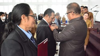 Penghargaan ini diserahkan oleh Penjabat Wali Kota Kupang, Fahrensy Priestley Funay, SE., M.Si atas nama Presiden Republik Indonesia