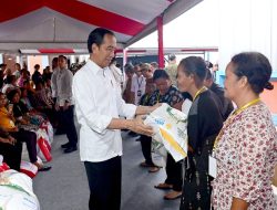 Pj. Gubernur NTT Ayodhia Dampingi Presiden Jokowi Serahkan Bantuan Pangan dan Tinjau Gudang Bulog Kupang