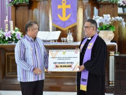 Serahkan Bansos di GMIT Imanuel Oepura, Pj. Walikota Minta Jemaat Jaga Kekondusifan Kota