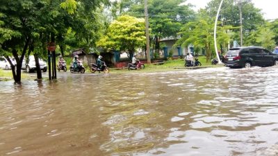 Genangan Air di Jalan Frans Seda