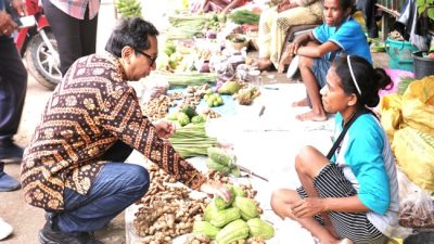 Pj. Gubernur Memantau Harga Komoditi di Pasar dan Tinjau Gudang Bolok Tenau