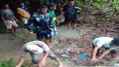 Antisipasi Luapan Banjir Warga Bello Bersihkan Gorong-Gorong Jembatan