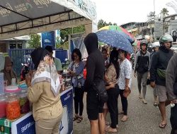 Warga Kota Kupang Semangat Jajan Takjil Meski Hujan