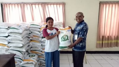 Pemerintah Kota Kupang Salurkan Bantuan Pangan ke Warga Oesapa