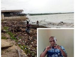 Warga Bersihkan Tumpukan Sampah di Pantai Oesapa