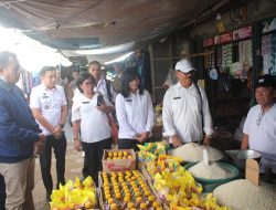 Kunjungi Pasar Oesao, Bupati Kupang Korinus Masneno Tinjau Kestabilan Harga Sembako
