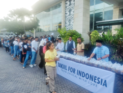 Hotel Kristal Kupang Bagikan Takjil Gratis