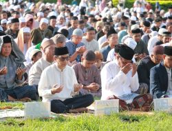 Pj. Gubernur NTT, Ayodhia Kalake Melaksanakan Sholat Idul Fitri 1 Syawal 1445 H/2024 M di Alun-alun Rujab Gubernur NTT