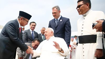 Paus Fransiskus Berjabat Tangan dengan Menteri Agama Sebelum Pamit dari Indonesia