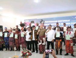 Pj. Gubernur NTT Dampingi Menteri ATR/BPN RI Serahkan Sertipikat TORA untuk Warga Eks Timor Timur