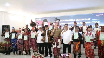 Pj. Gubernur NTT Dampingi Menteri ATR/BPN RI Serahkan Sertipikat TORA untuk Warga Eks Timor Timur
