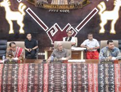 Kain Tenun Nunkolo Sambut Pj. Gubernur NTT di Rapat Paripurna