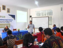 Pelatihan Menulis Esai oleh Dosen UNWIRA di SMA St. Arnoldus Janssen