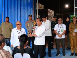 Pj. Gubernur Andriko Damping Presiden Jokowi Tinjau Penyaluran Beras di Gudang Bulog Kampung Baru, Sumba Barat