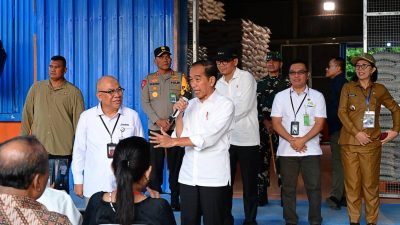 Pj. Gubernur Andriko Damping Presiden Jokowi Tinjau Penyaluran Beras di Gudang Bulog Kampung Baru, Sumba Barat