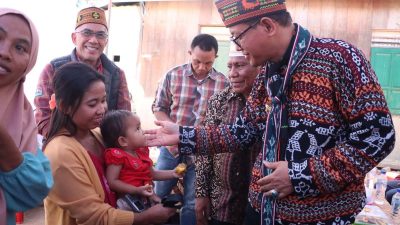 Lakukan Kunjungan Kerja ke Pulau Komodo, Pj Gubernur Memberikan Bantuan Untuk Baduta Stunting