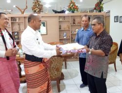 Pemerintah Kota Kupang Salurkan Bantuan Alat Liturgi Kepada Uskup Agung Kupang