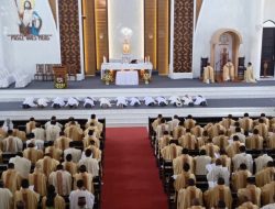 Keuskupan Agung Kupang Tahbiskan 13 Imam Baru