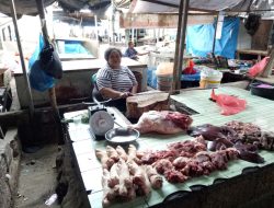 Penjual Daging Babi Sambut Natal dengan Senyum