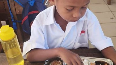 591 Siswa SD Inpres Noelbaki Terima Makan Bergizi Gratis