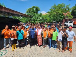 Sekda Kota Kupang Berbagi Kasih dengan Awak Kebersihan di Hari Kasih Sayang