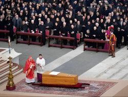 Ribuan Umat Terpadu dalam Doa, Paus Fransiskus Kembali ke Rumah Tuhan