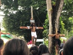 Prosesi Jalan Salib Hidup Warnai Peringatan Jumat Agung di Paroki St. Petrus Lahurus