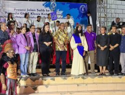 Hadiri Prosesi jalan Salib ke IX Tahun 2025, Wagub Johni Asadoma Ajak Umat Maknai Teladan dan Pengorbanan Hidup Yesus