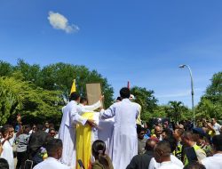 Jenazah Mgr. Petrus Turang Tiba di Kupang, Umat Menyambut dengan Penuh Hormat