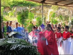 Umat Stasi Fialaran Rayakan Minggu Palma dengan Nuansa Budaya Lokal