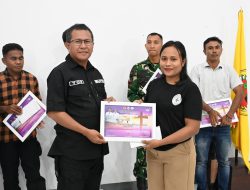 Bupati Kupang Serahkan Hadiah untuk Penampilan Terbaik Pawai Paskah Pemuda Kristen Kabupaten Kupang 2025