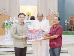 Wali Kota Kupang Serahkan Bantuan kepada Gereja St. Mathias Rasul Tofa