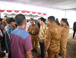 Kunjungi Nelayan di Kawasan Ekonomi Perikanan Bebeng, Wapres Didampingi Gubernur NTT Berikan Bantuan Alat Tangkap Ikan dan Fullbox