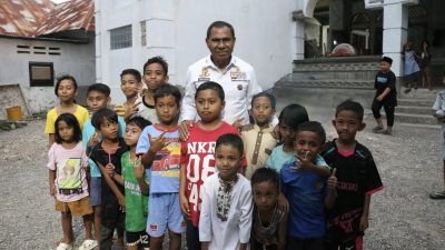 Wakil Gubernur NTT Serahkan Bantuan Kurban di Masjid Al-Fatah