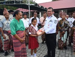 Bupati Kupang Serahkan Bantuan Ayam Forzen Kepada Siswa dan Guru dari 3 Sekolah di Amarasi Selatan