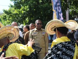 Mane Mana Lopolinu Ume’lo”: Menteri Wihaji diberi Gelar Adat, Komitmen Lindungi Rumah Tangga dan keroyok Stunting