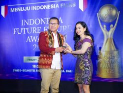 Bupati Kupang Yosef Lede Terima Penghargaan Nasional Indonesia Future Figure Award 2025