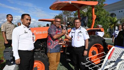 Bupati Kupang Kembali Serahkan Bantuan Alat Pertanian Kepada Petani di Kabupaten Kupang