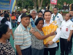 dr. Christian Widodo Gandeng Hypermart, Alfamart, dan Indomaret Bantu Warga Miskin Kota Kupang