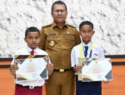 Bupati Kupang Serahkan Penghargaan Apresiasi Pemkab Kupang Pada Nono dan Angelus