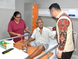 Wali Kota Serahkan Bantuan Pribadi Kursi Roda Untuk Pasien Stroke