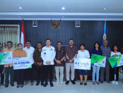 Wali Kota Serahkan Kartu BPJS bagi Pekerja Rentan