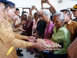 Serahkan Paket Sembako Bersubsidi di Sabu Barat, Wagub Johni : Ini Hanya Bantuan Kecil Dari Pemerintah